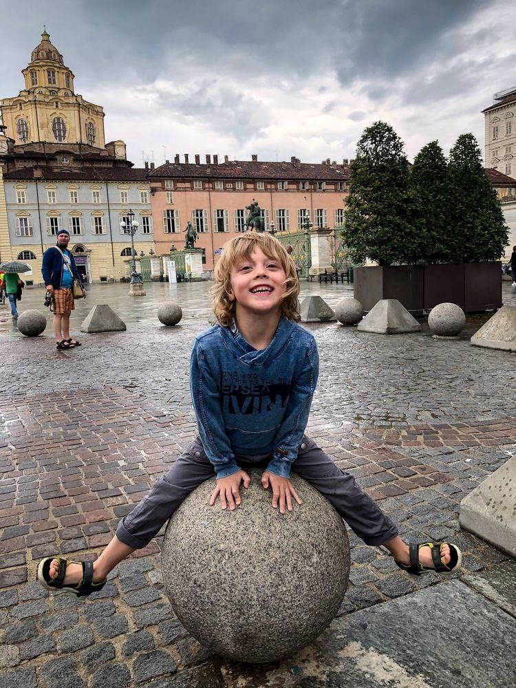 Мальчик на шаре