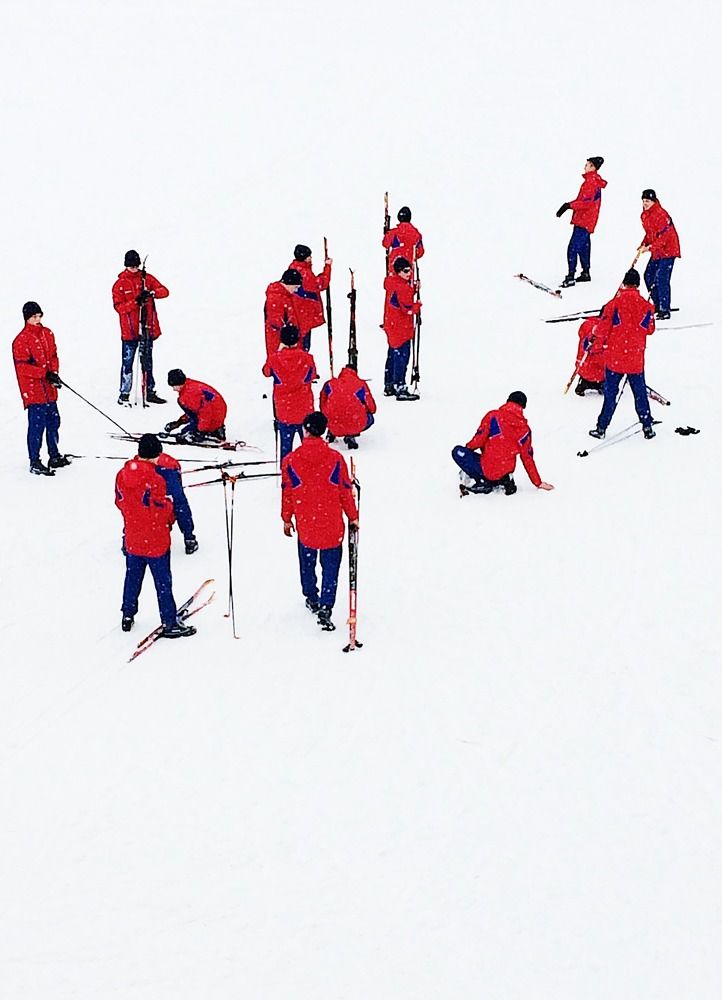 Лыжники на привале