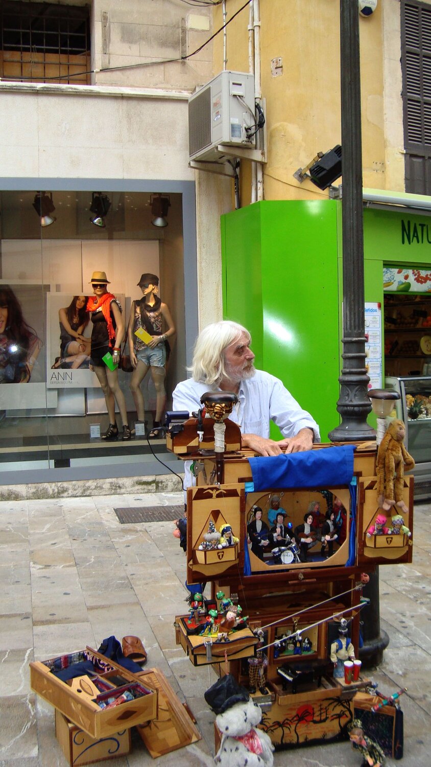 Старый шарманщик в Пальма-де-Майорке /Old organ grinder in Palma de Mallorca