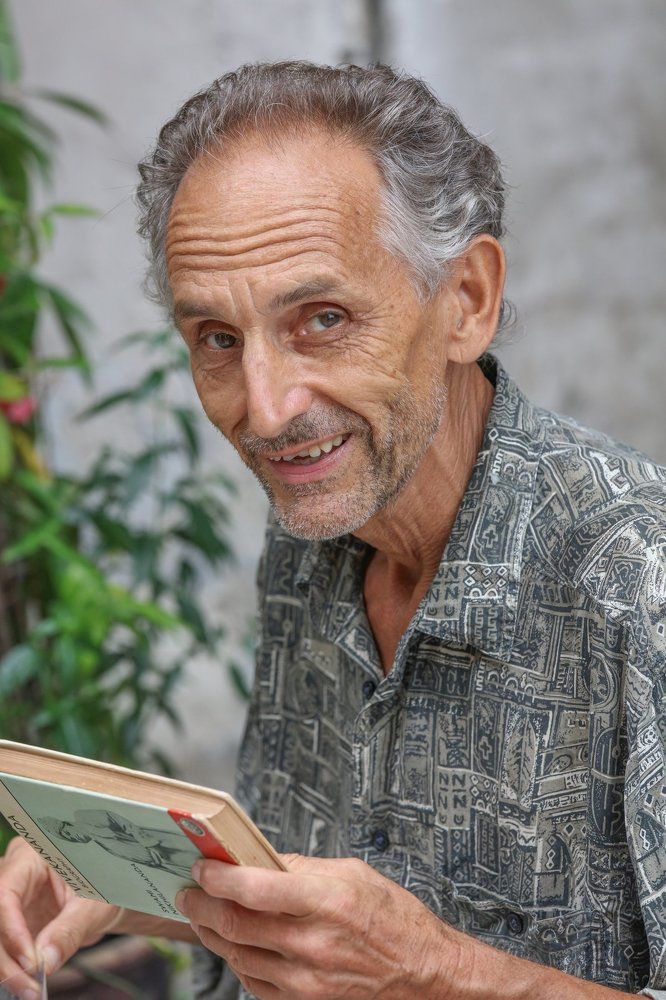 Мужчина с книгой