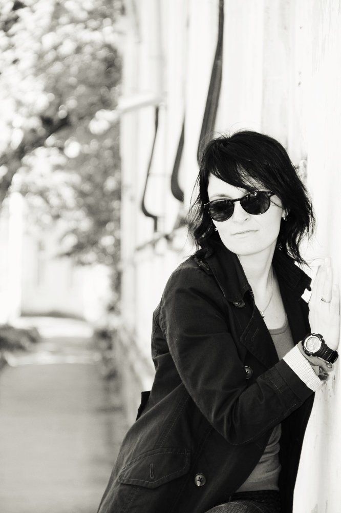 девушка у стены дома