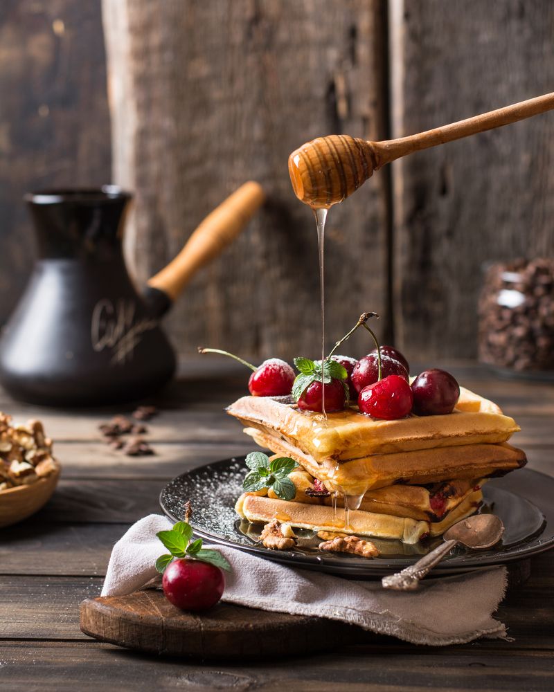 Бельгийские вафли + мед + фрукты = формула идеального завтрака сладкоежки.