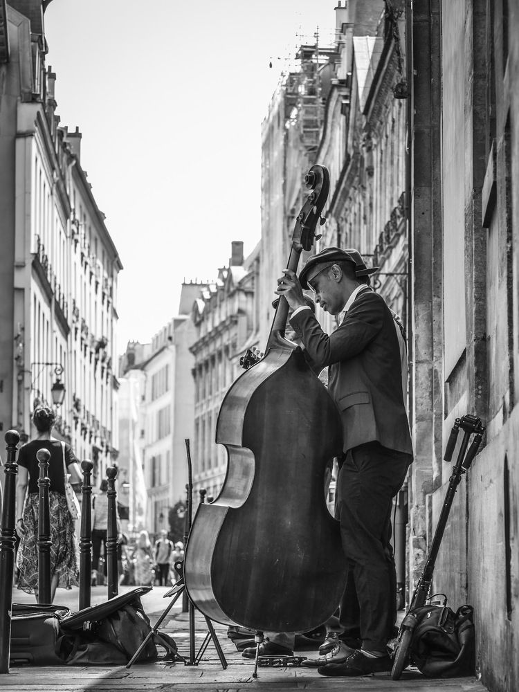 Street musician in Paris