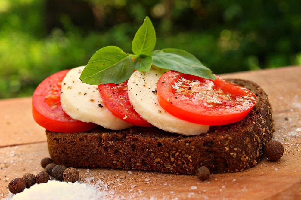 Бутерброд с моцареллой.