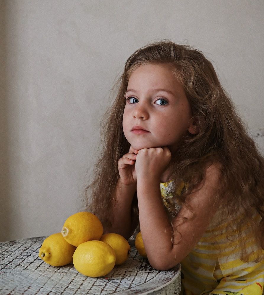 Девочка с лимонами