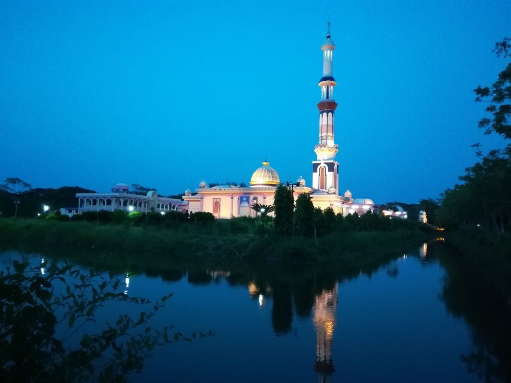 A MOSQUE IN NIGHT