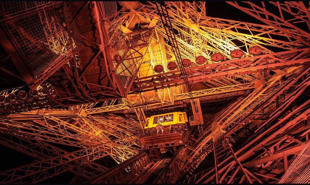 Tour Eiffel. Взгляд изнутри.