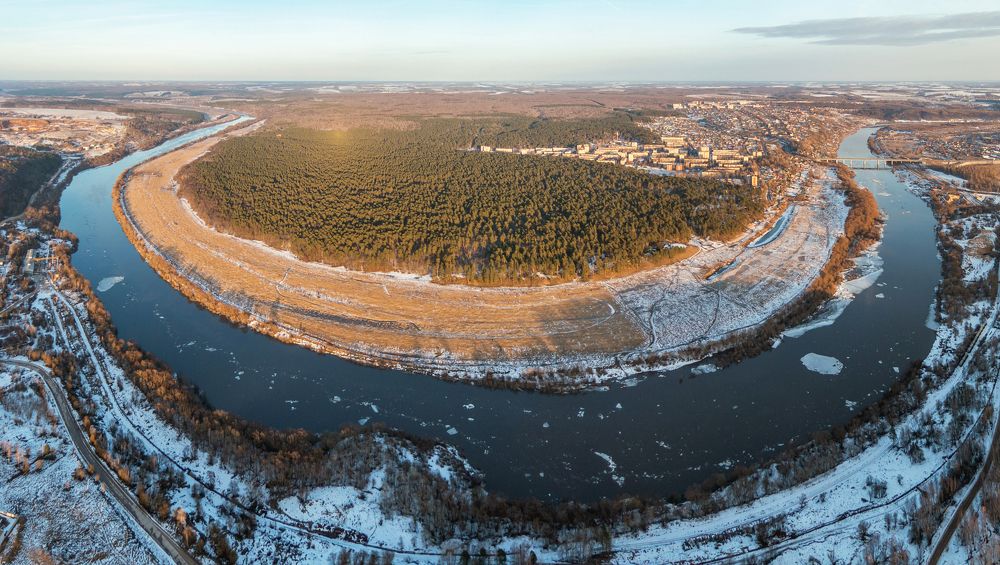Река Ока и сосновый бор ранней весной