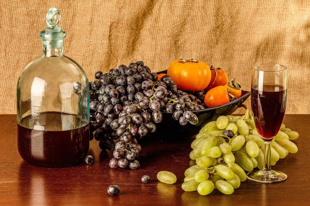 Виноград и красное вино.