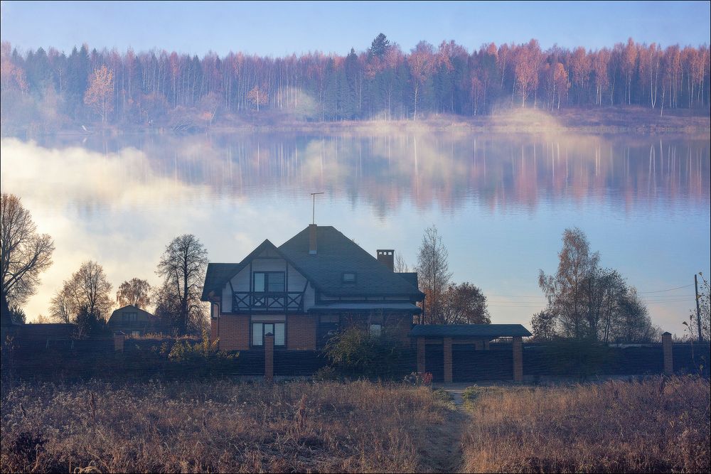 Домик в деревне, туманное утро у озера.