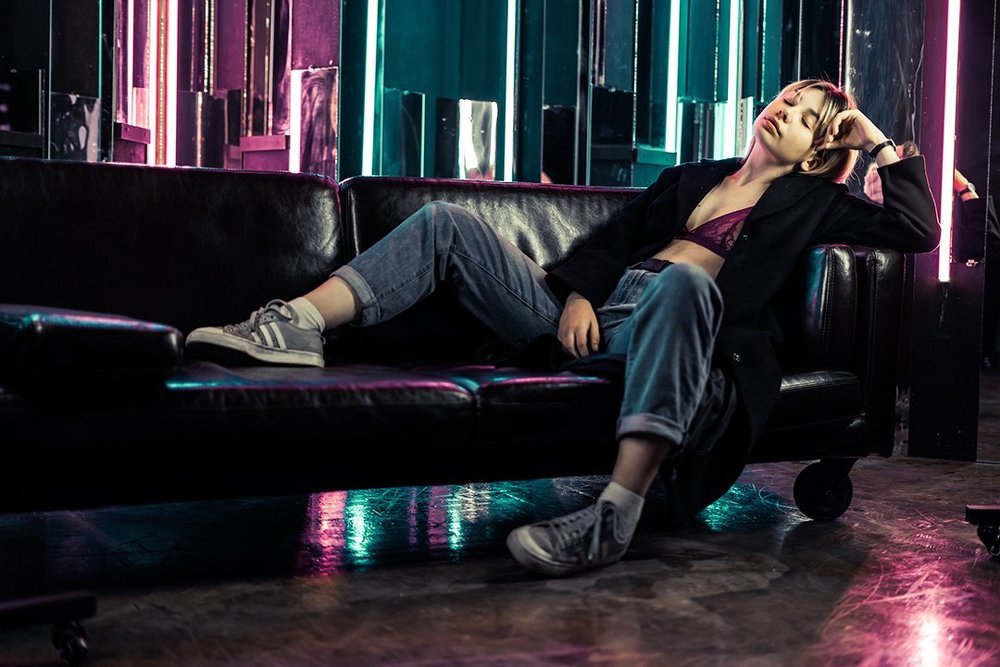 Девушка в неоне