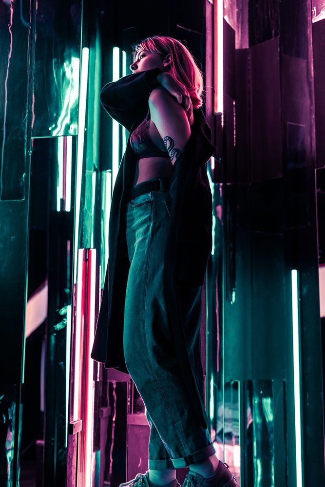 Девушка в неоне