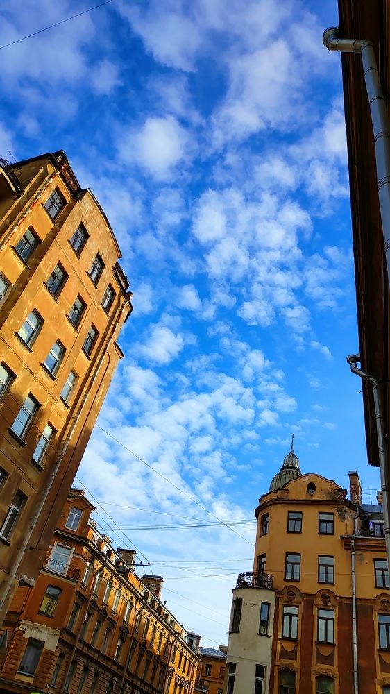 В переулке