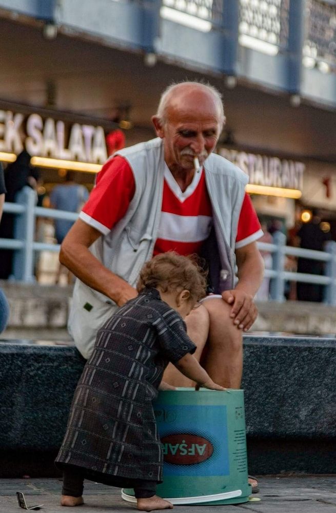 Турецкий старик с мальчиком из Сирии