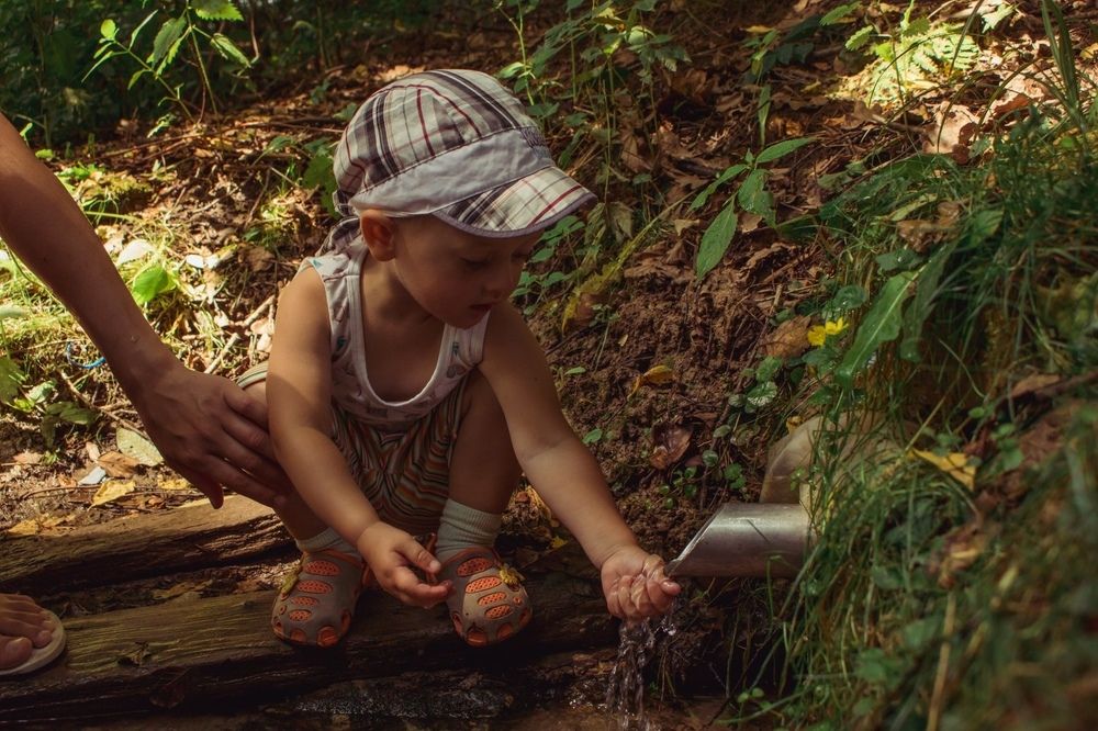 малыш  у источника