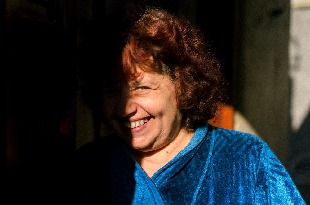 Веселая женщина