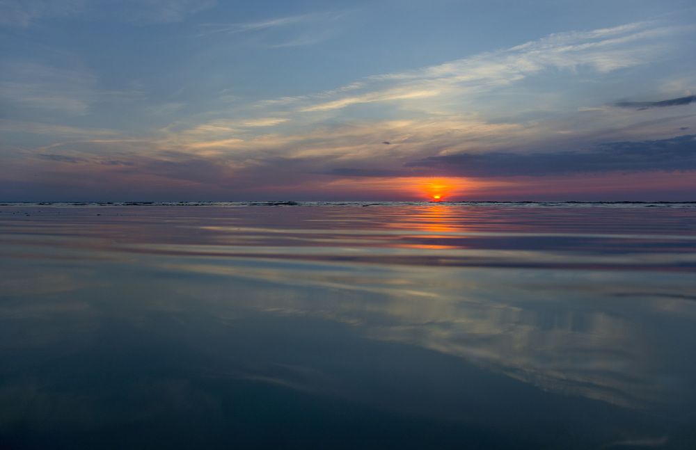 За горизонт.