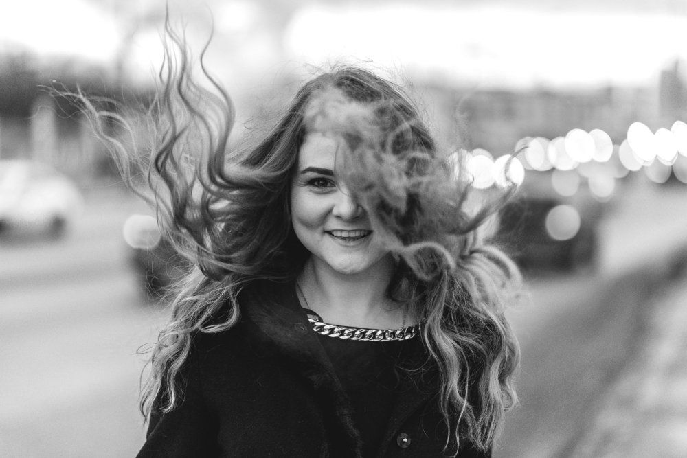 Веселая девушка