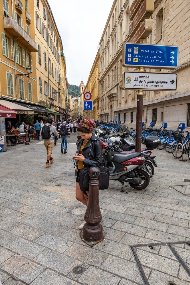 Девушка со смартфоном