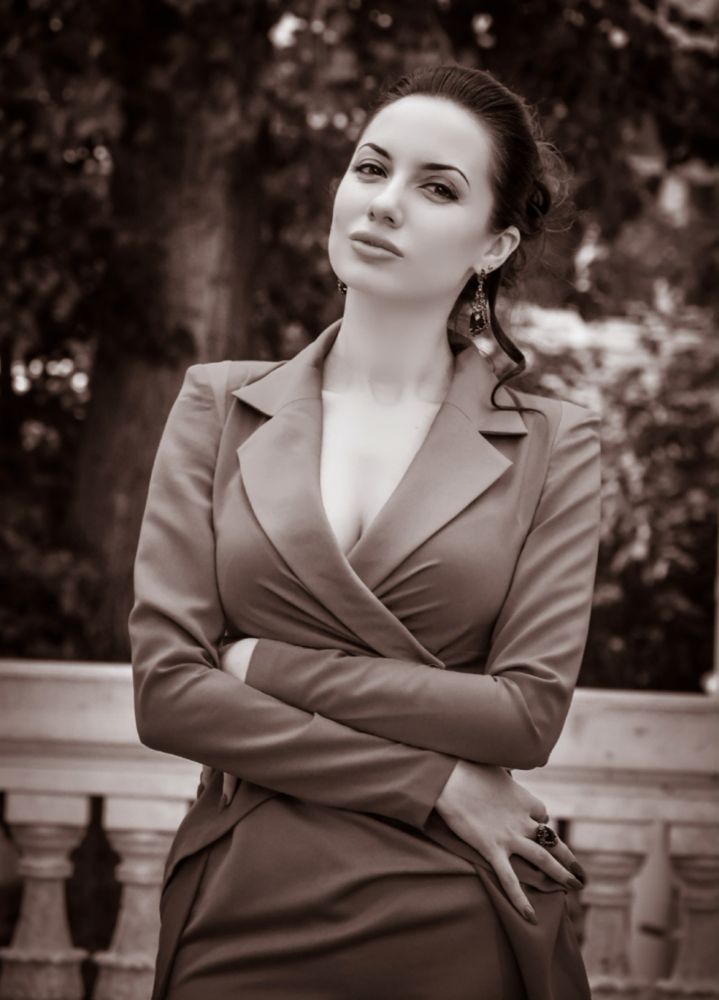 ...с гордым, таинственным и чуть надменным взглядом, она выглядит как царица на фоне стареющей архитектуры замка...