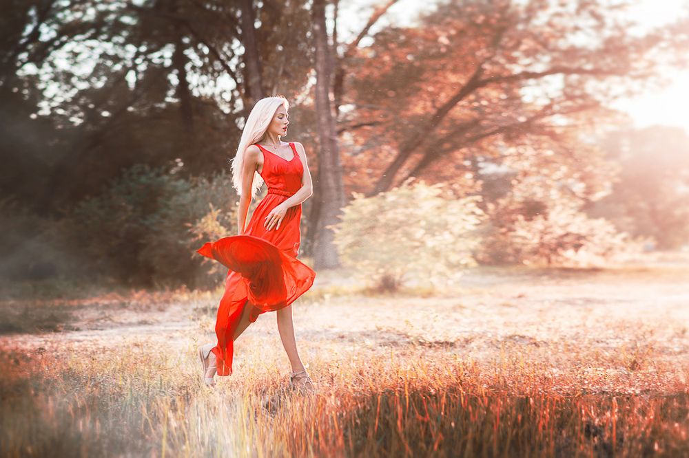 Девушка в красном