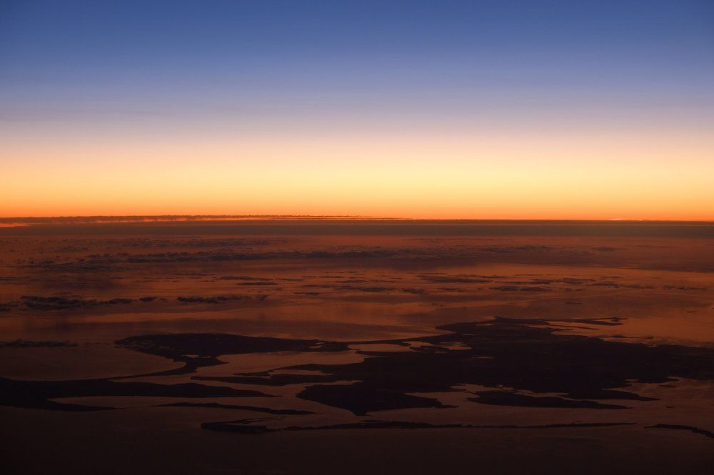 Рассвет. Земля.