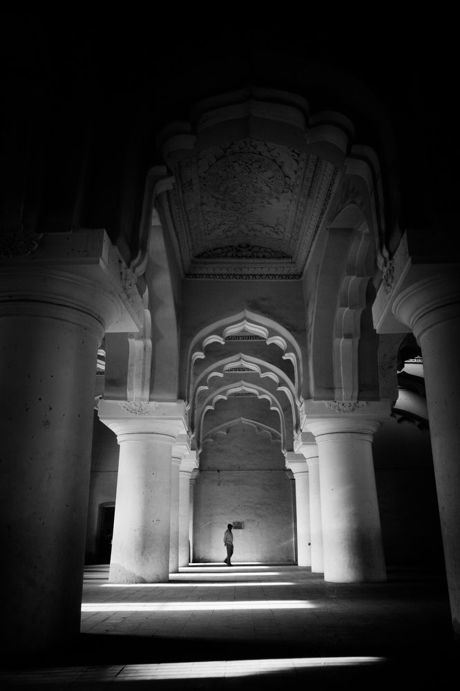 Shade between pillers