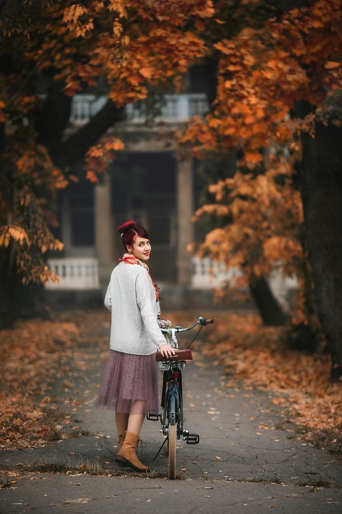 Девушка с велосипедом