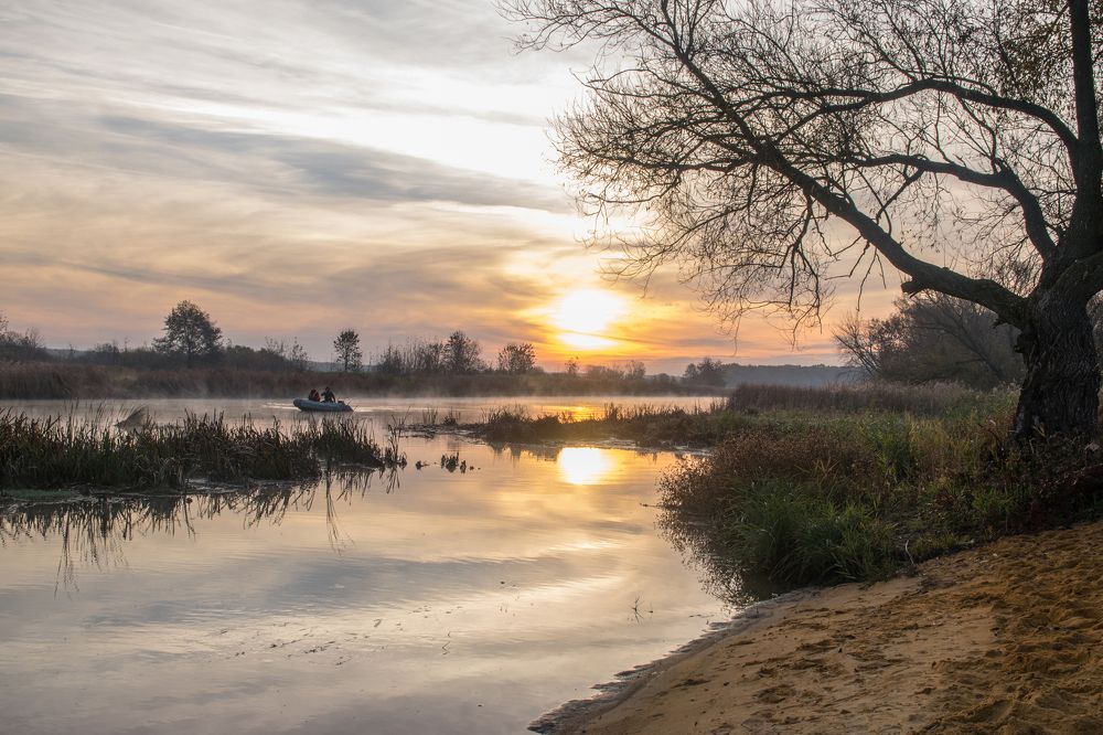 Рассвет на реке, с рыбаками))..