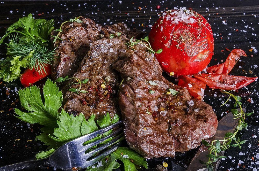 Медальоны из телятины с печеными томатами