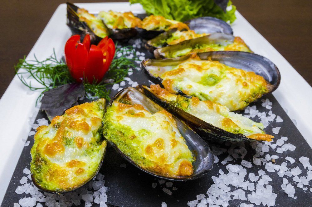 Мидии запеченые с сыром и зеленью