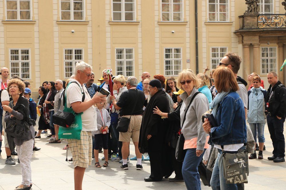 против движения