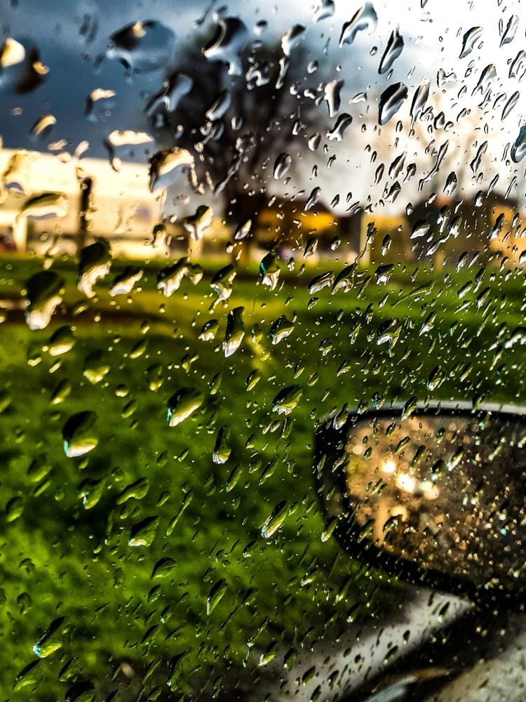 Мокрые улицы, иномарки целуются (с)