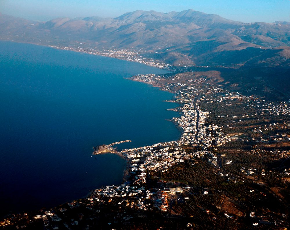 Полет над бухтой на закате.