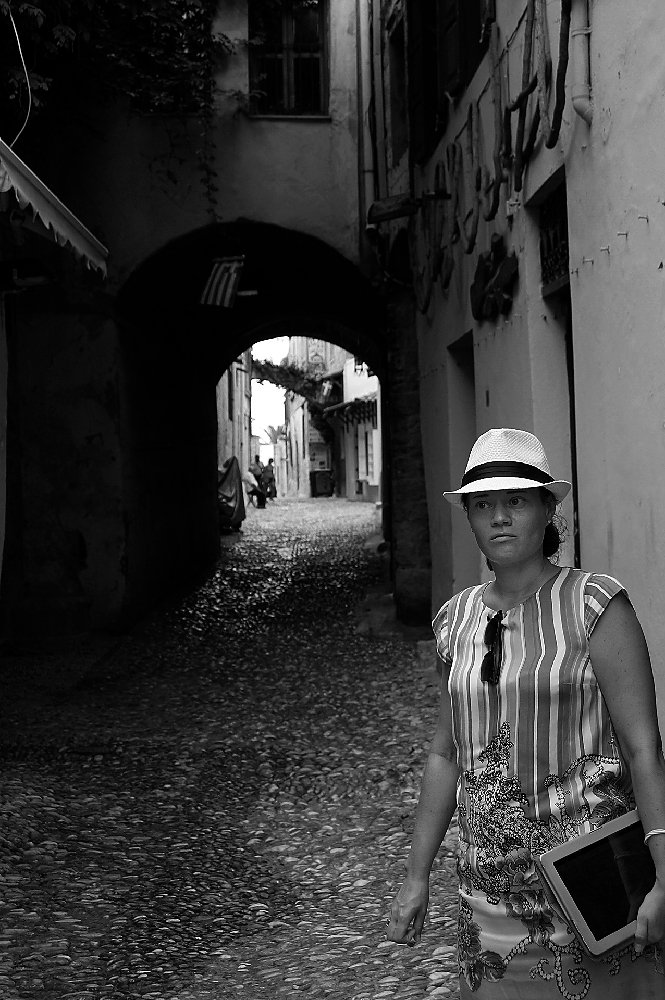 На узких улочках.