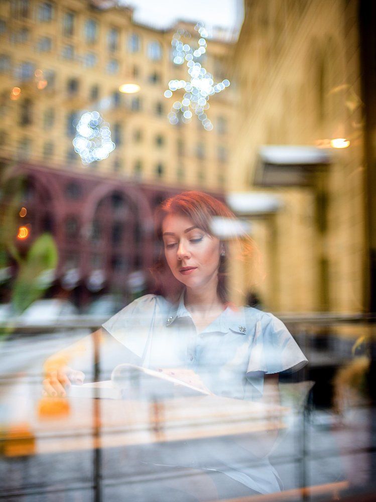 В отражении улицы