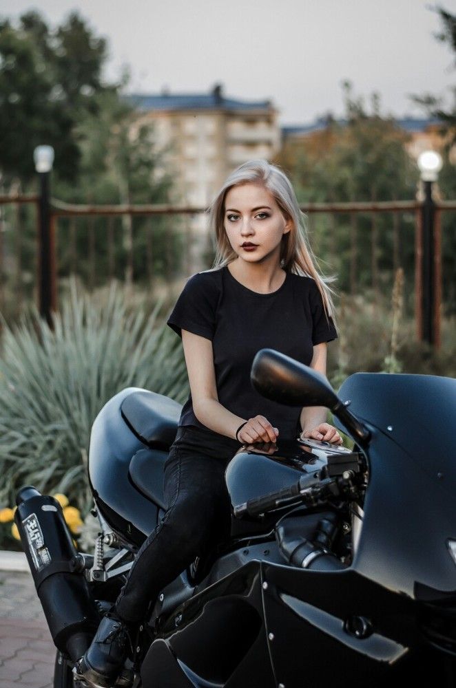 Девушка на спортбайке