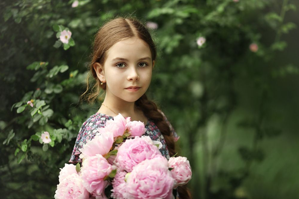 Дарья и пионы