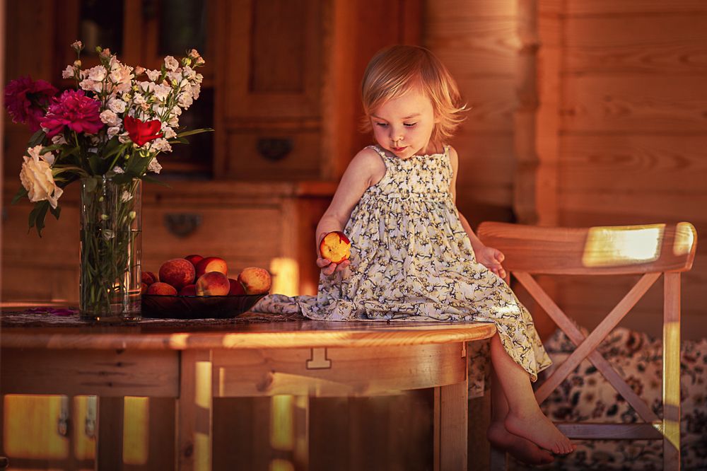 Девочка с нектаринкой