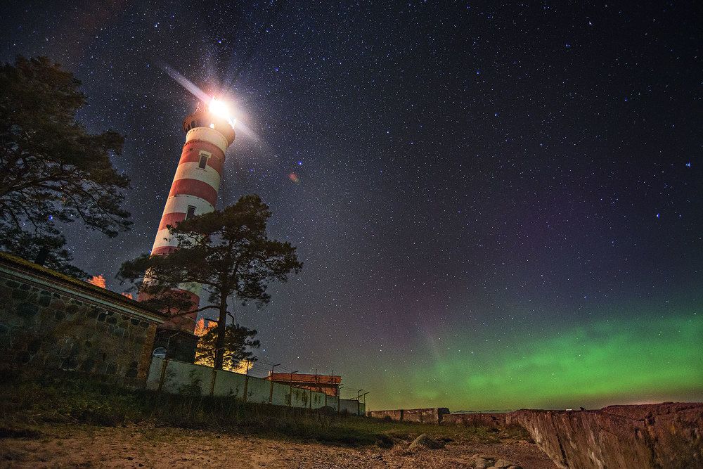 Северное сияние у маяка в Ленинградской области