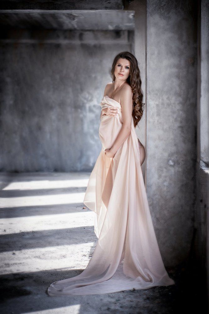 В ожидании счастья , я женщина.