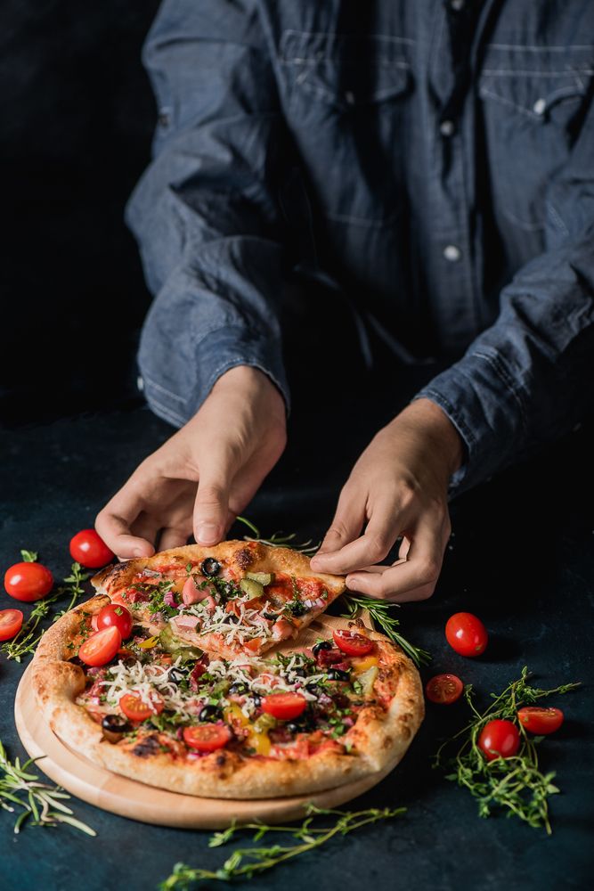Пицца. Руки шефа в кадре