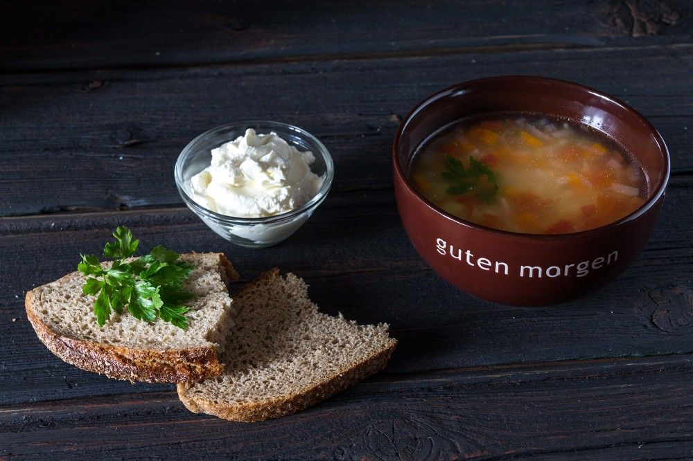 Суп со сметаной и хлебом