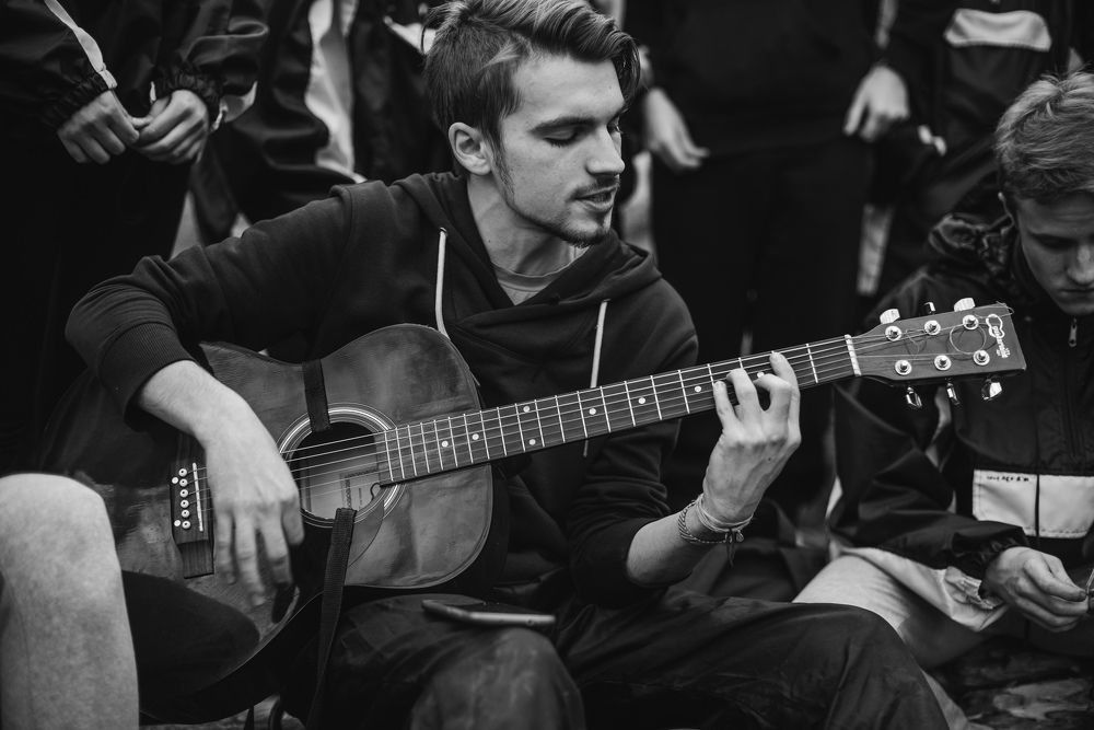 Играющий на гитаре