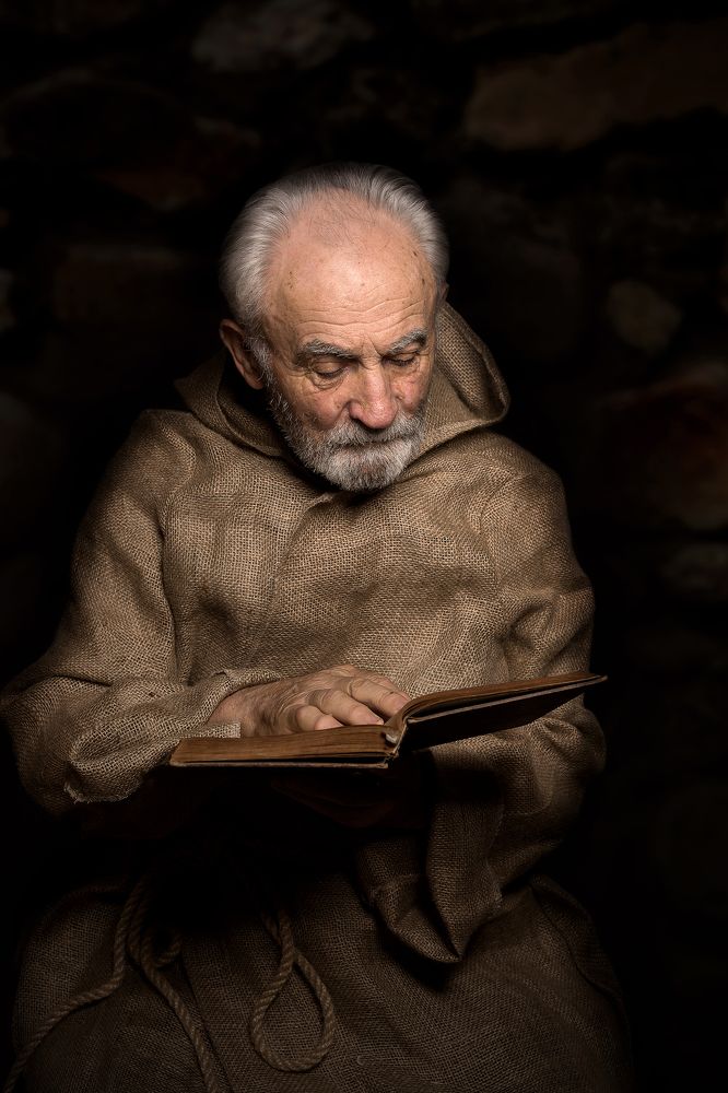 читающий монах