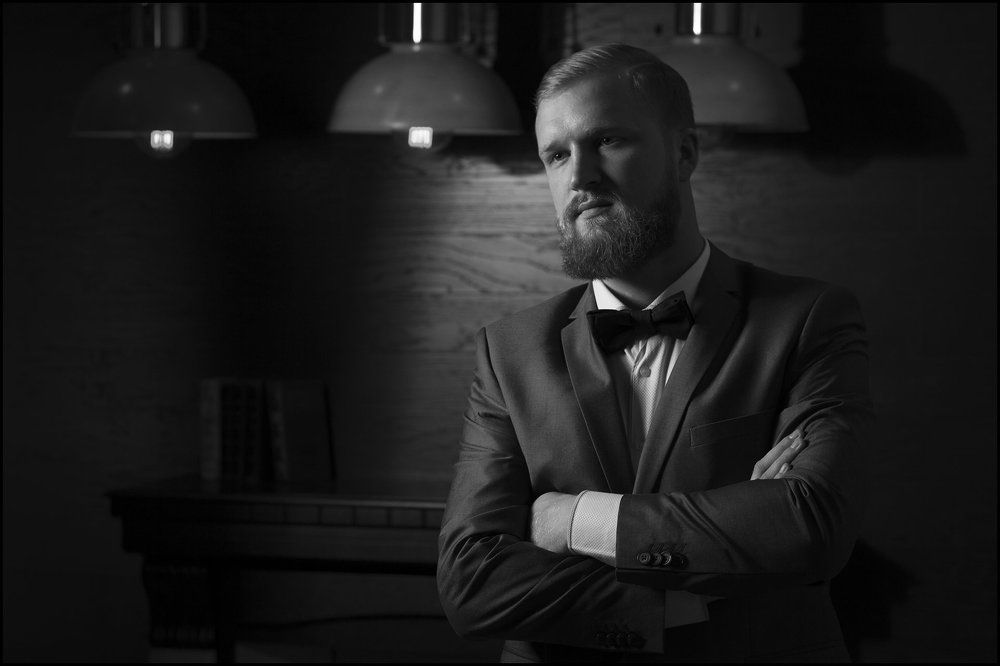 В тусклом свете.