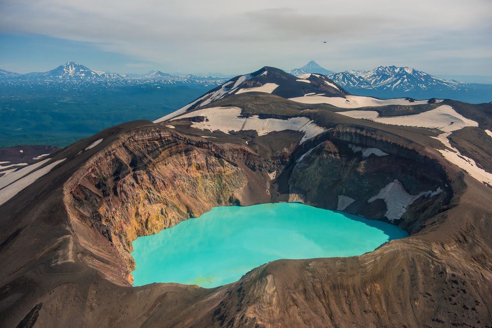 РОССИЯ.Кратер влукана Малый Семячик с вертолета