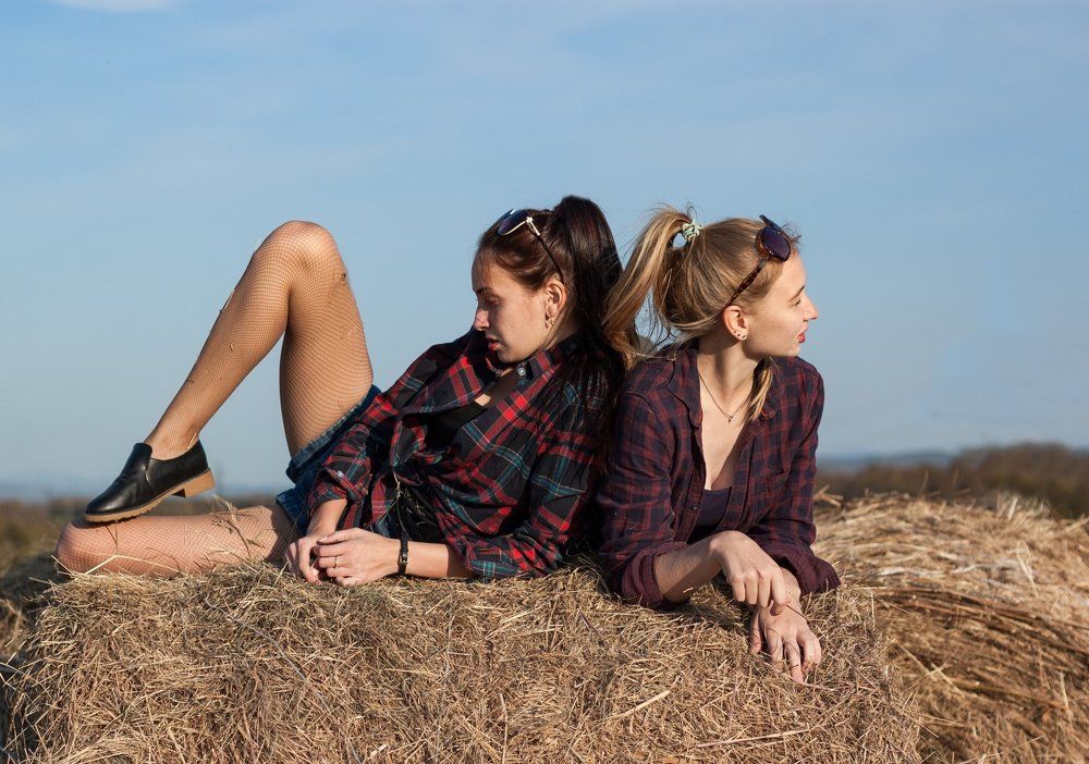 Девушки на сене