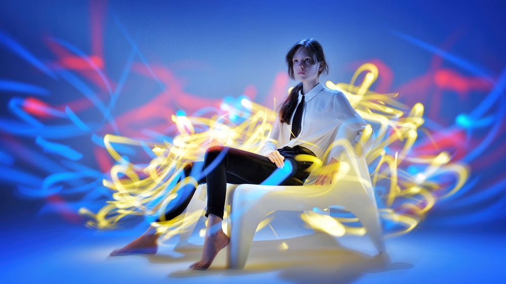 Девушка в кресле