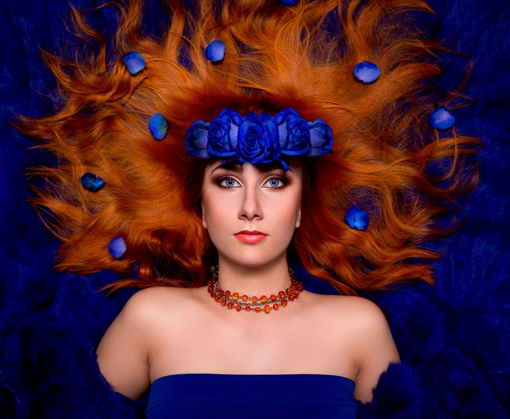 Цвет настроения - синий....